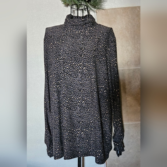 Susan Graver Grey Cheetah Print Top - Picture 3 of 8